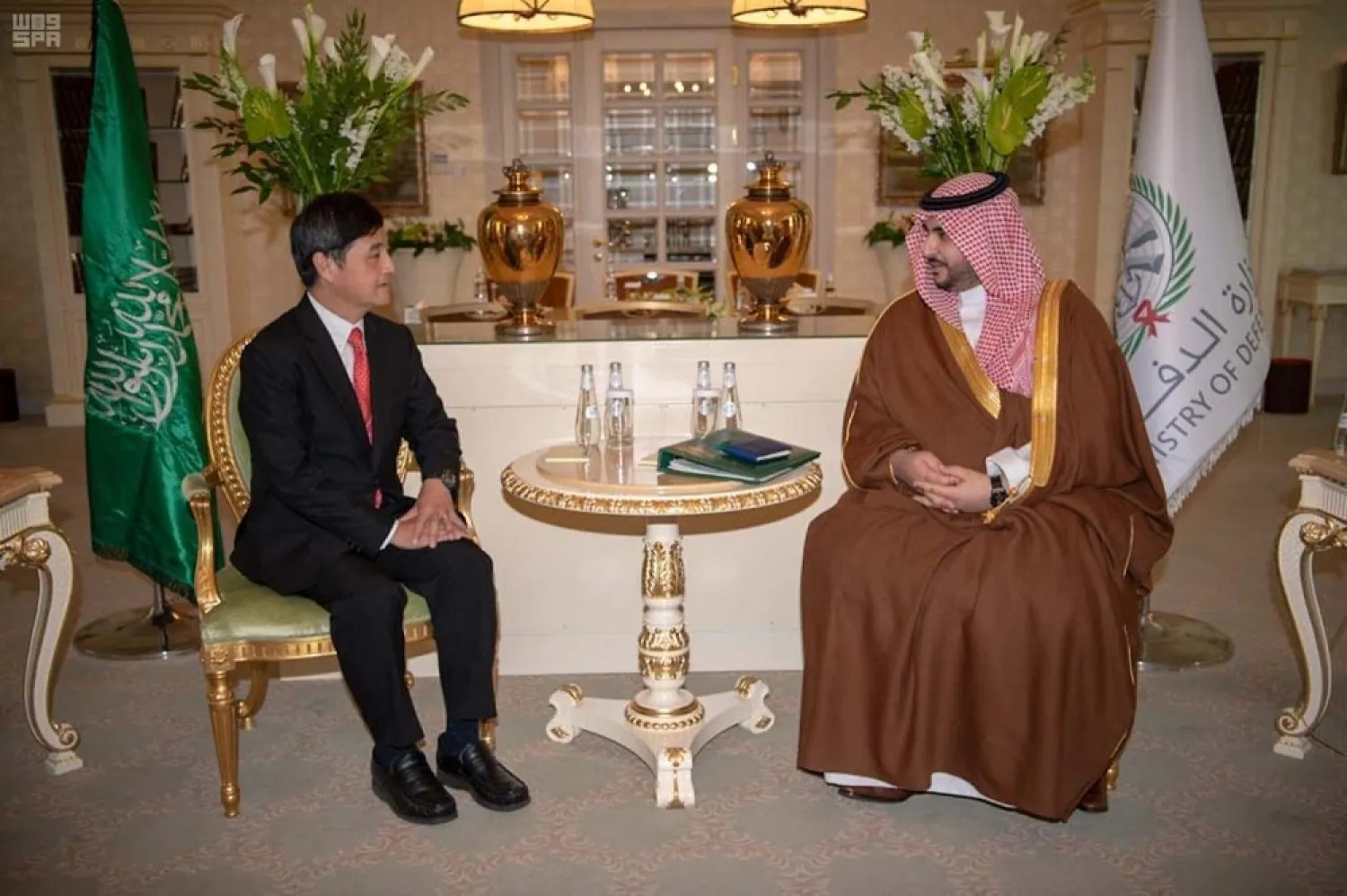 Deputy Defense Minister Prince Khalid bin Salman meets Singapore's defense minister in Moscow. (SPA)