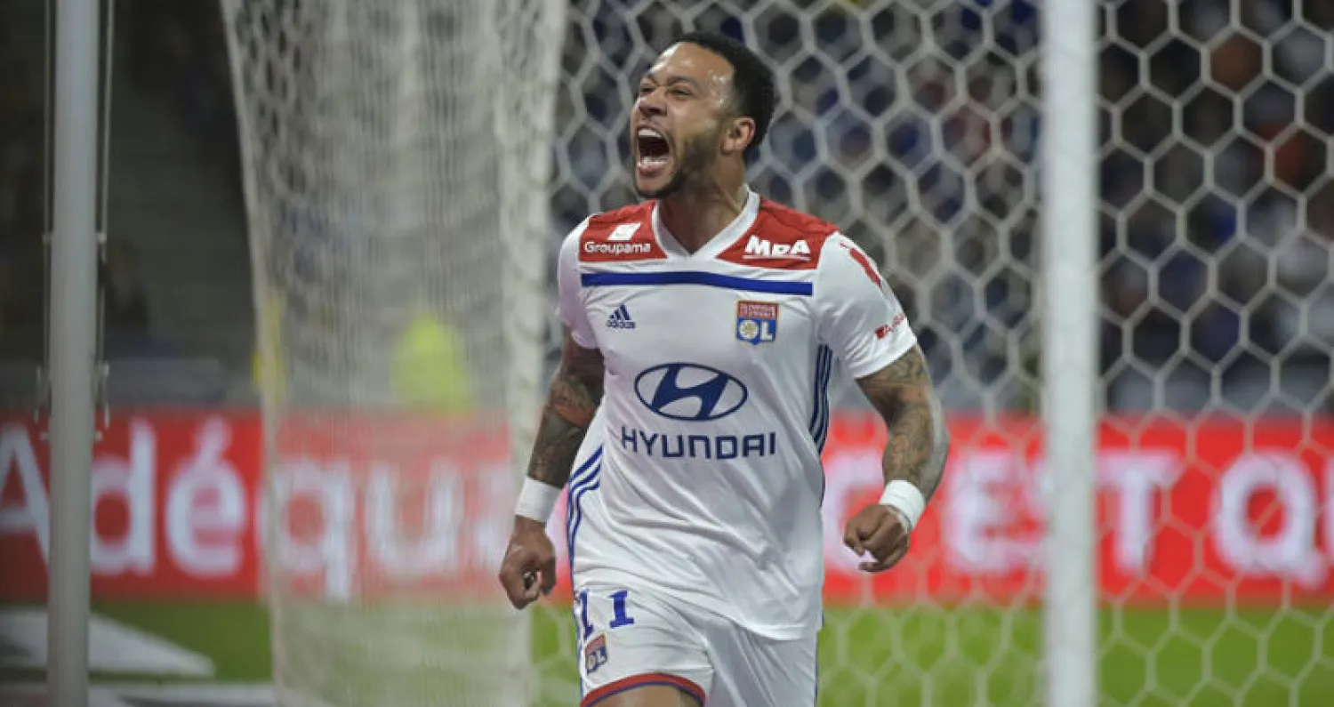 ممفيس ديباي أمل ليون في حجز مكان بدوري الأبطال (أ.ف.ب)