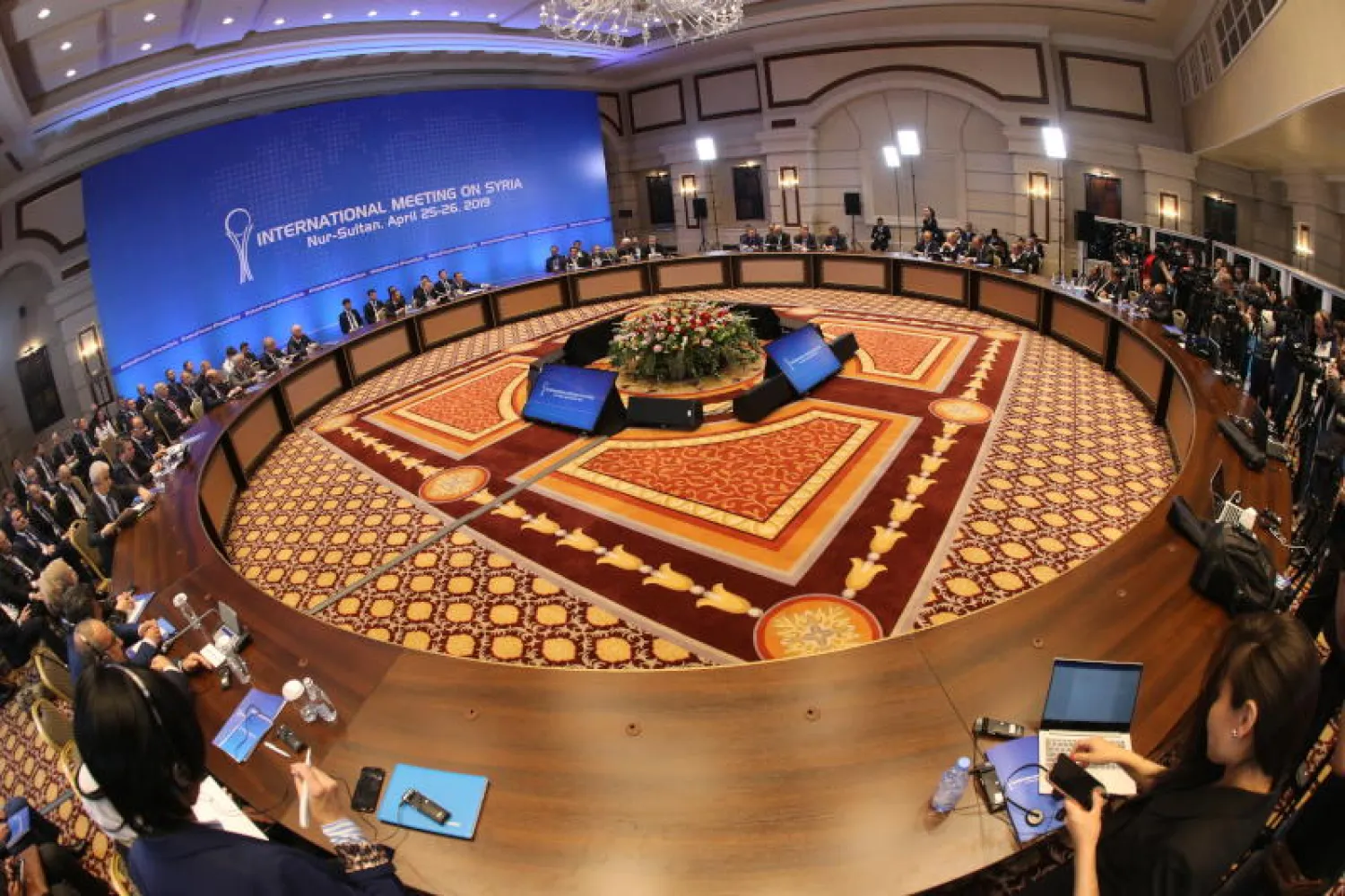 من جلسات الجولة الثانية عشرة من المحادثات حول سوريا في كازاخستان (إ. ب. أ)