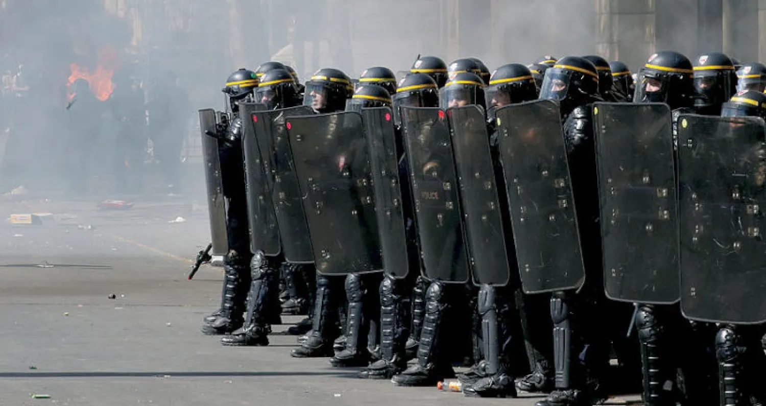 قوات مكافحة الشغب تعد العدة تحسباً لاحتجاجات جديدة بعدما تكاثرت الدعوات لتعبئة واسعة اليوم وفي الأول من مايو (رويترز)