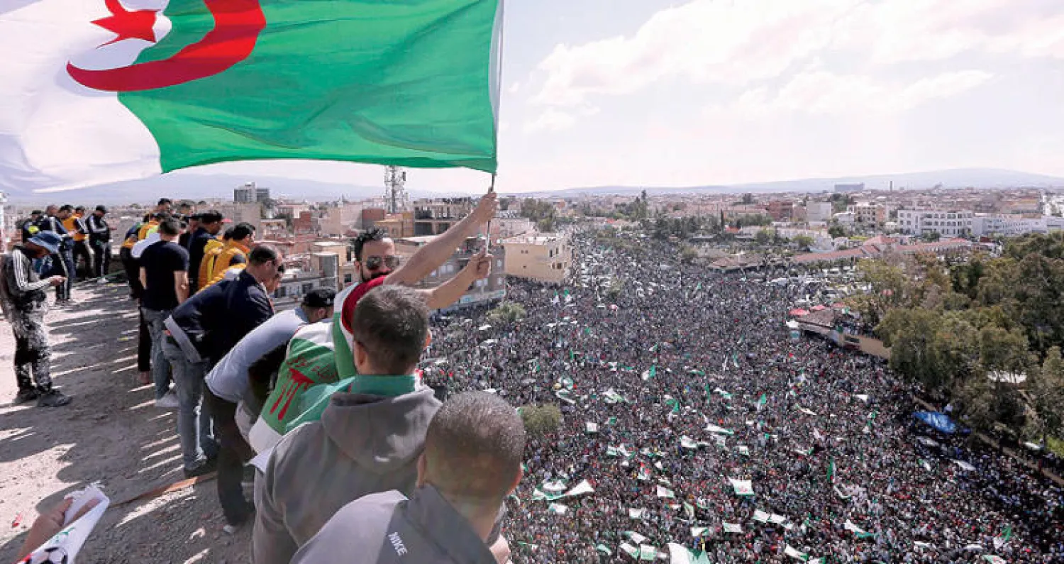 حشود ضخمة خرجت في برج بوعريريج شرق العاصمة الجزائرية أمس للمطالبة برحيل النظام (أ.ب)