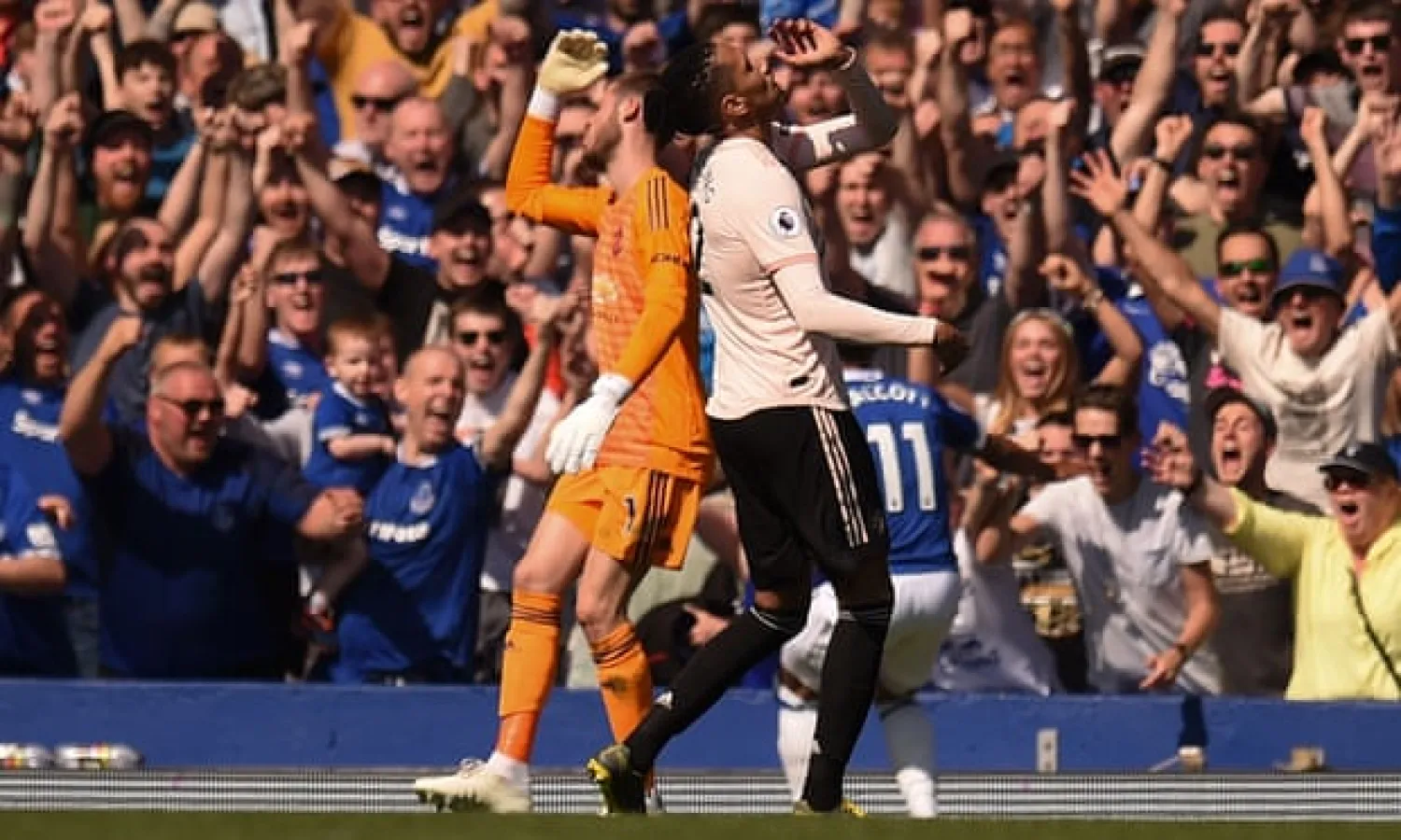  Manchester United’s Chris Smalling and David de Gea show their frustration as Everton’s Theo Walcott celebrates making it 4-0 on Sunday. Photograph: Oli Scarff/AFP/Getty Images
