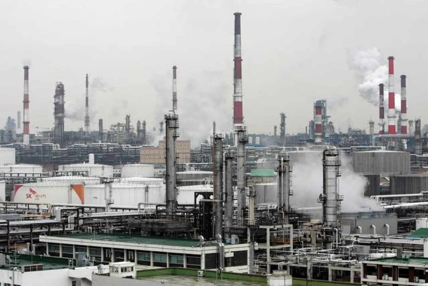 FILE PHOTO: South Korea's top refiner SK Energy's main factory is seen in Ulsan, about 410 km (256 miles) southeast of Seoul, February 25, 2009. REUTERS/Jo Yong-Hak/File Photo
