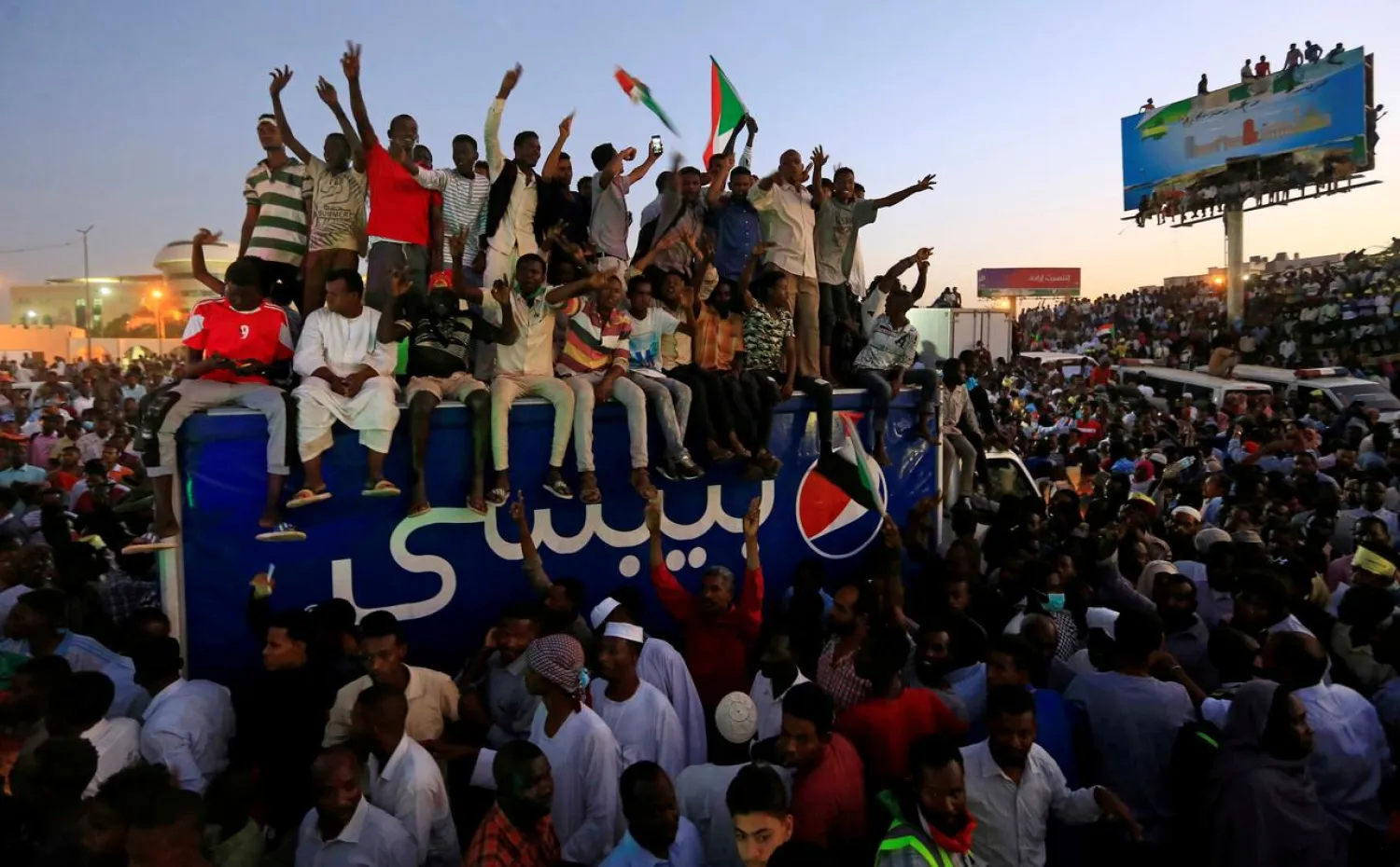 Protesters chant slogans as they attend a mass anti-government protest outside Defence Ministry in Khartoum, Sudan April 21, 2019. (Reuters)