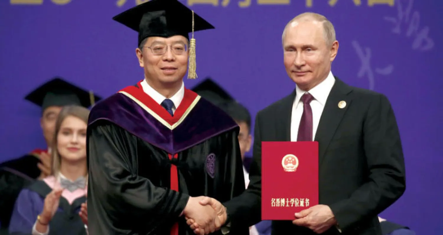 الرئيس الروسي فلاديمير بوتين يتسلم شهادة دكتوراه فخرية من إحدى الجامعات الصينية (غيتي)