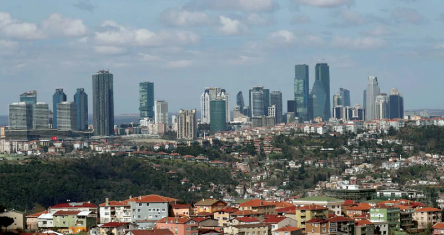 تبدأ عدة بنوك تركية خاصة في اقتفاء أثر نظيرتها الحكومية برفع أسعار الفائدة ابتداءً من الغد (رويترز)