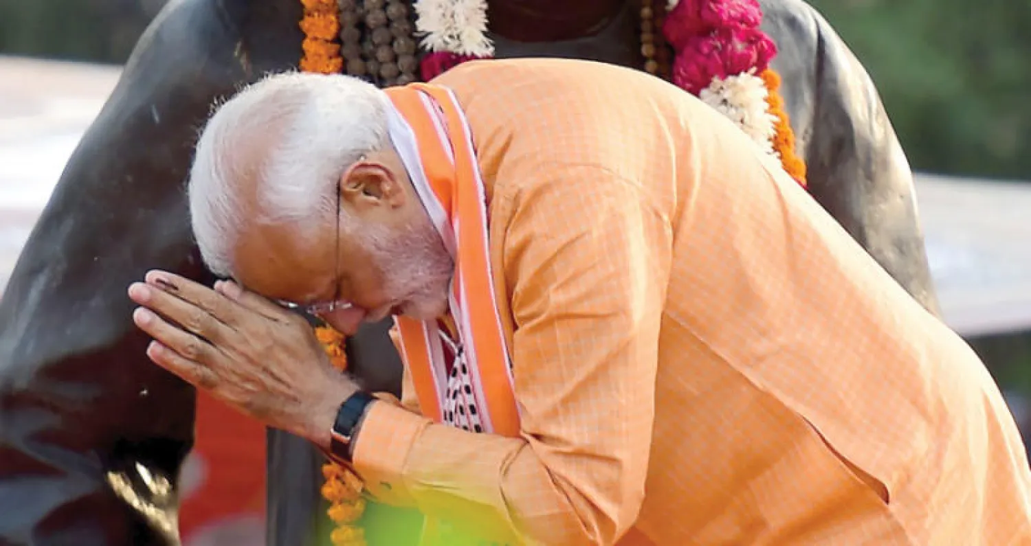 رئيس الوزراء ناريندرا مودي زعيم حزب «بهاراتيا جاناتا» يحيي مؤيديه لدى إدلائه بصوته (أ.ف.ب)