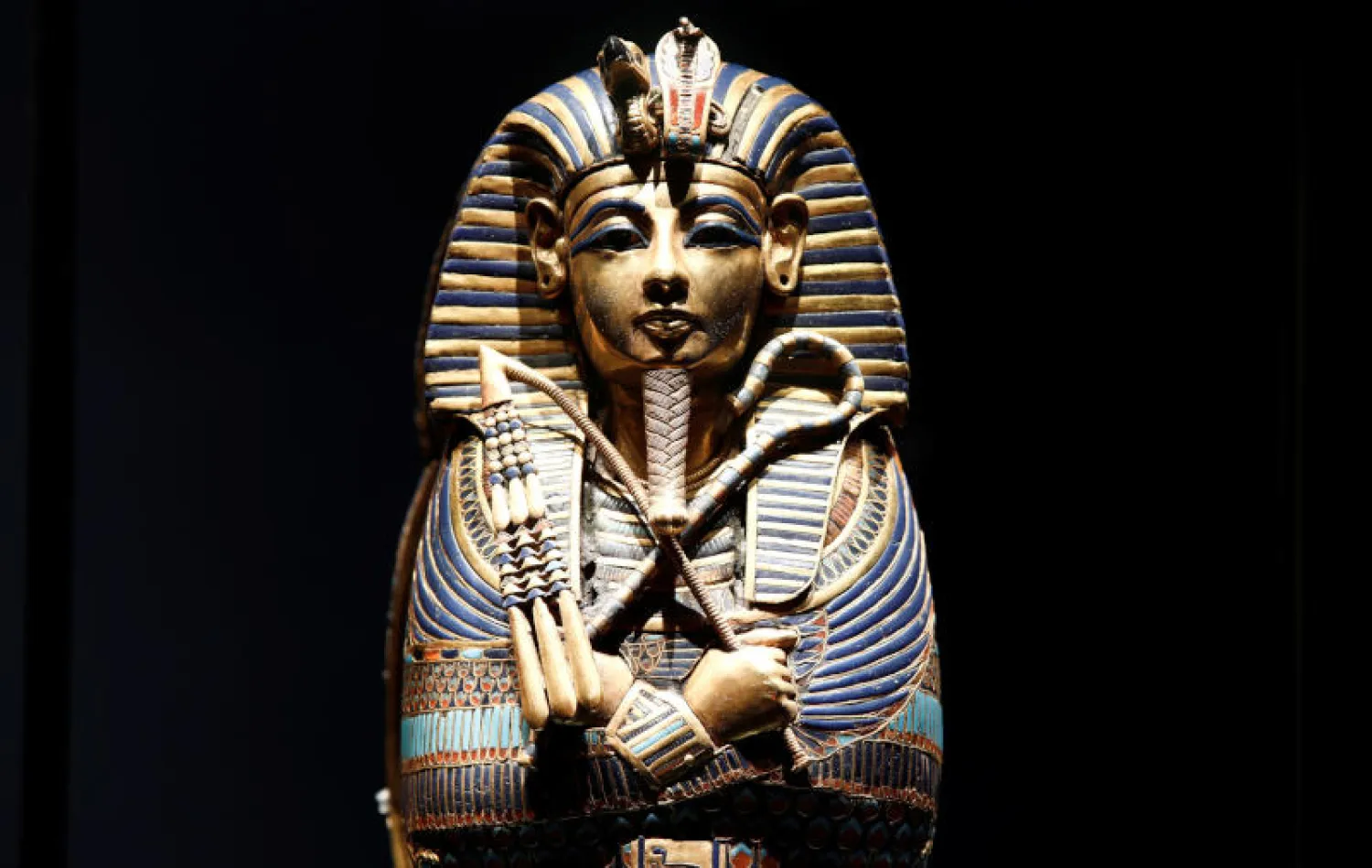تابوت ذهبي لـ«توت عنخ آمون» خلال معرض في باريس (رويترز)