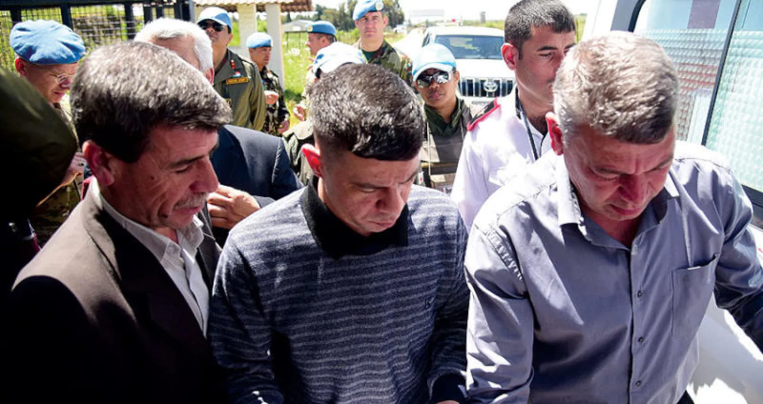 أسير أطلق سراحه مع أسير آخر عبر معبر القنيطرة أمس (رويترز)