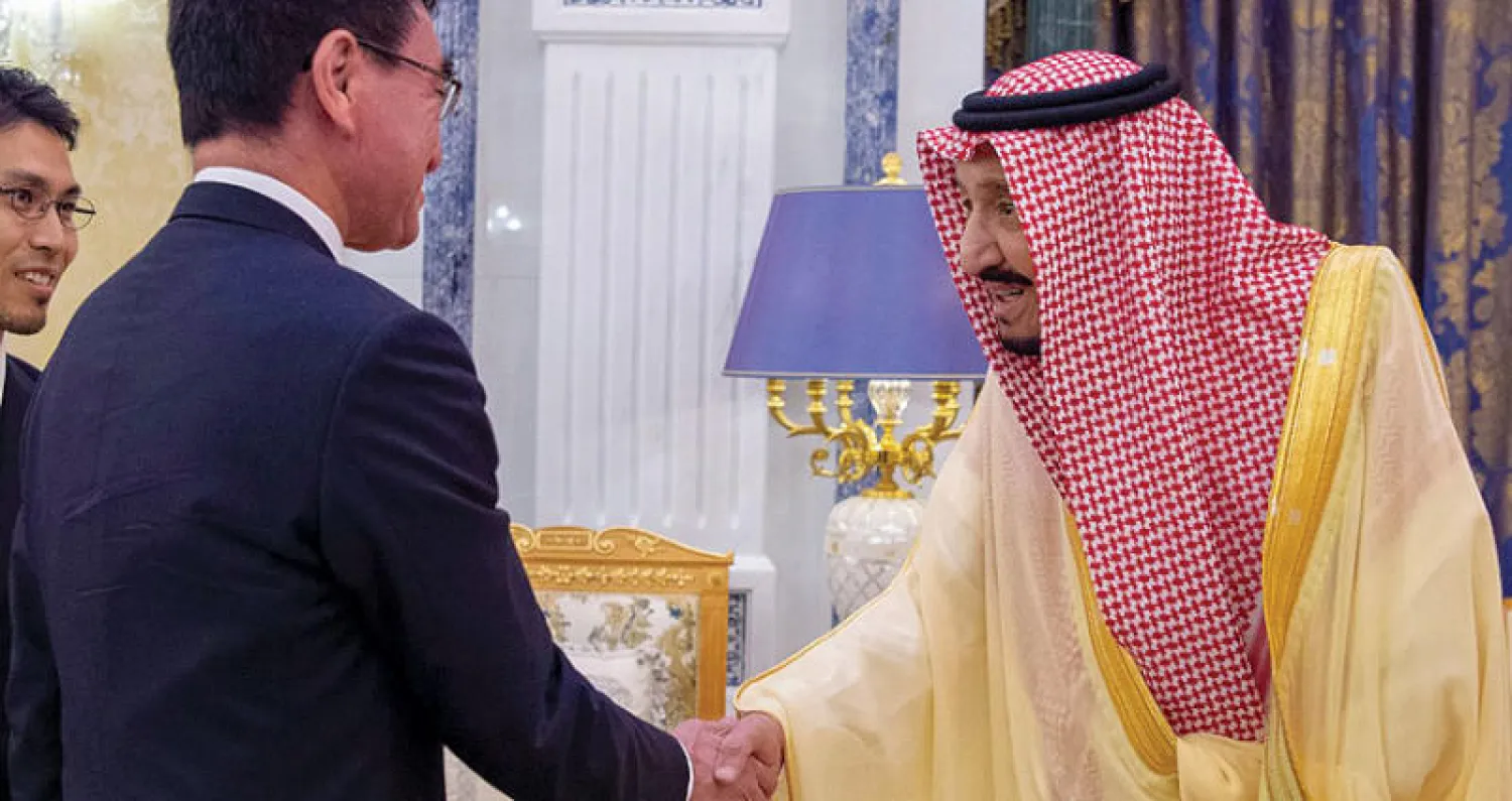 خادم الحرمين الشريفين لدى استقباله وزير الخارجية الياباني (واس)