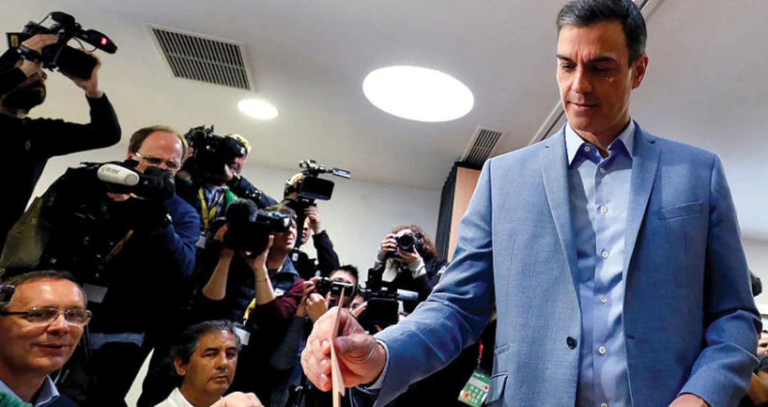 بيدرو سانشيز يدلي بصوته في مكتب اقتراع خارج مدريد أمس (رويترز)