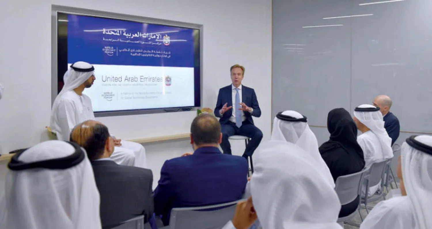 عمر العلماء وزير الدولة للذكاء الصّناعي في الإمارات وبورغ برينده رئيس المنتدى الاقتصادي العالمي خلال تدشين المركز الجديد (الشرق الأوسط)