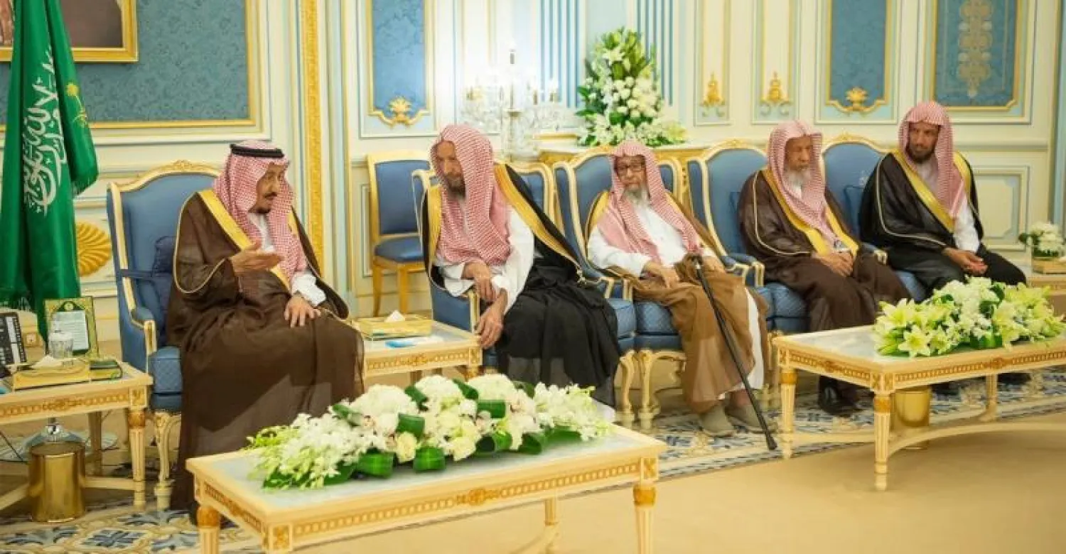 خادم الحرمين خلال استقباله الأمراء والمفتي والعلماء والمواطنين (واس)