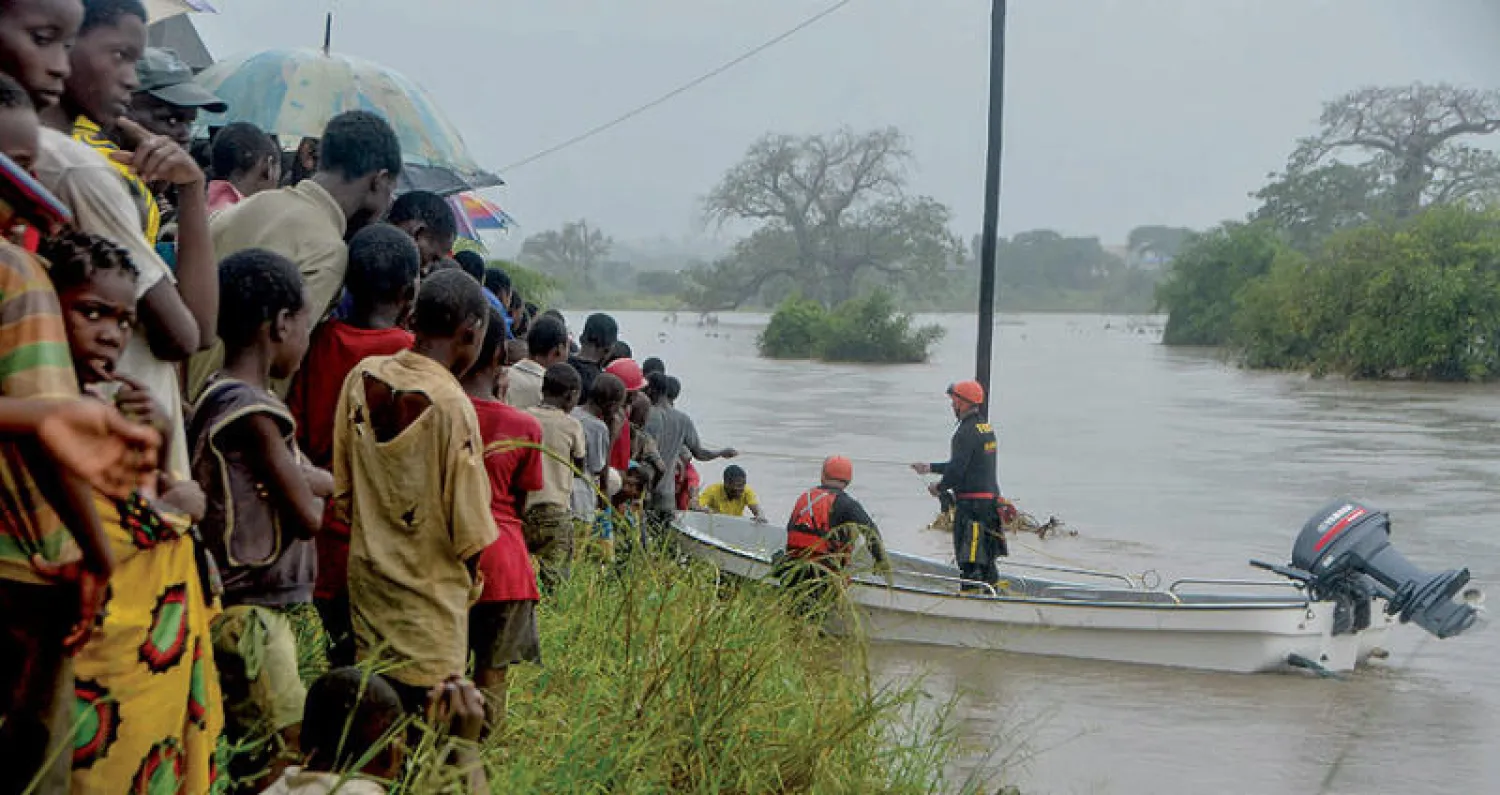 فريق إنقاذ برازيلي يساعد في إجلاء سكان تأثّروا بإعصار كينيث أول من أمس (أ.ف.ب)