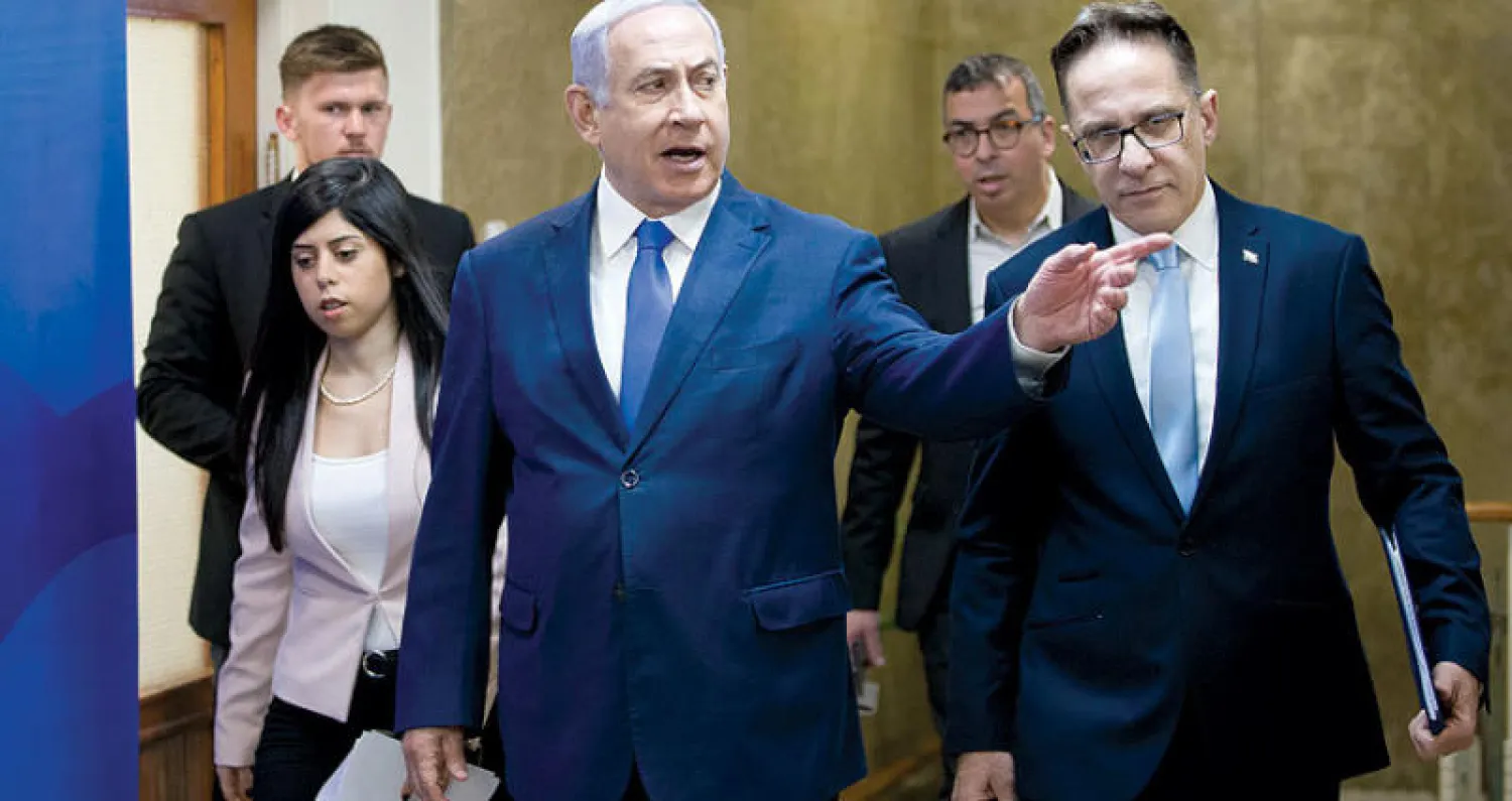 نتنياهو في طريقه لحضور أحد اجتماعات الحكومة الإسرائيلية في القدس (غيتي)