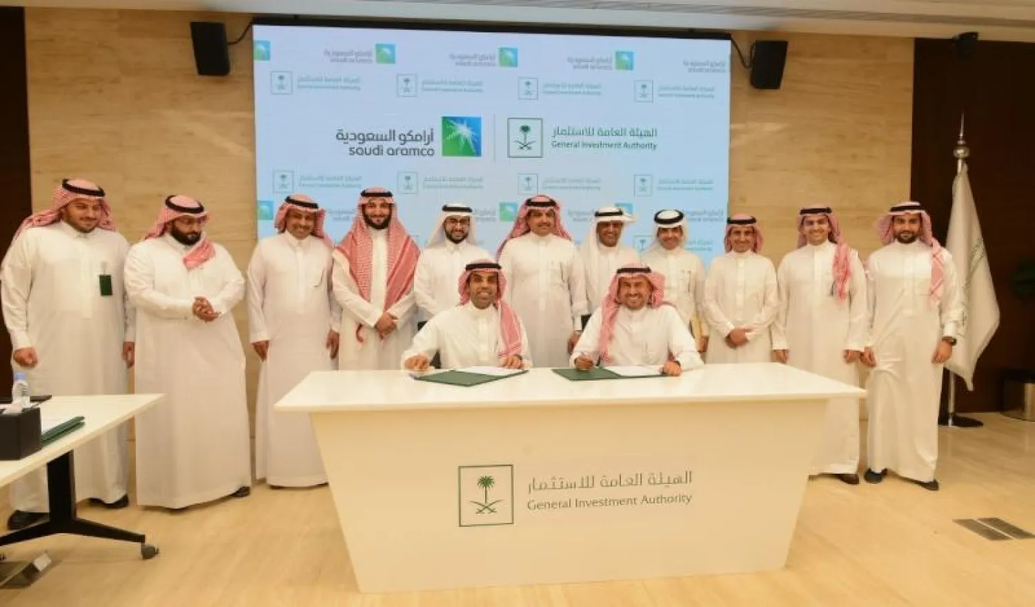 جانب من توقيع مذكرة التفاهم بين شركة أرامكو السعودية والهيئة العامة للاستثمار («الشرق الأوسط»)