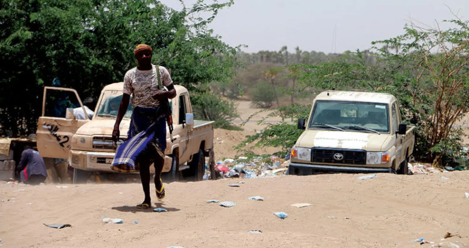 جندي من الجيش اليمني يقوم بدوريات في موقع خلال العمليات العسكرية في بلدة الدريامي على مشارف مدينة الحديدة أمس (إ.ب.أ)