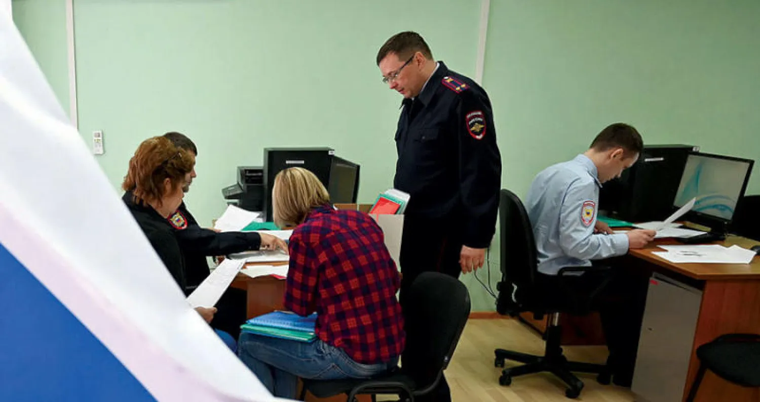 موظفون في دائرة الهجرة بوزارة الداخلية الروسية خلال تلقي طلبات للحصول على الجنسية من أوكرانيين يقطنون شرق البلاد (رويترز)