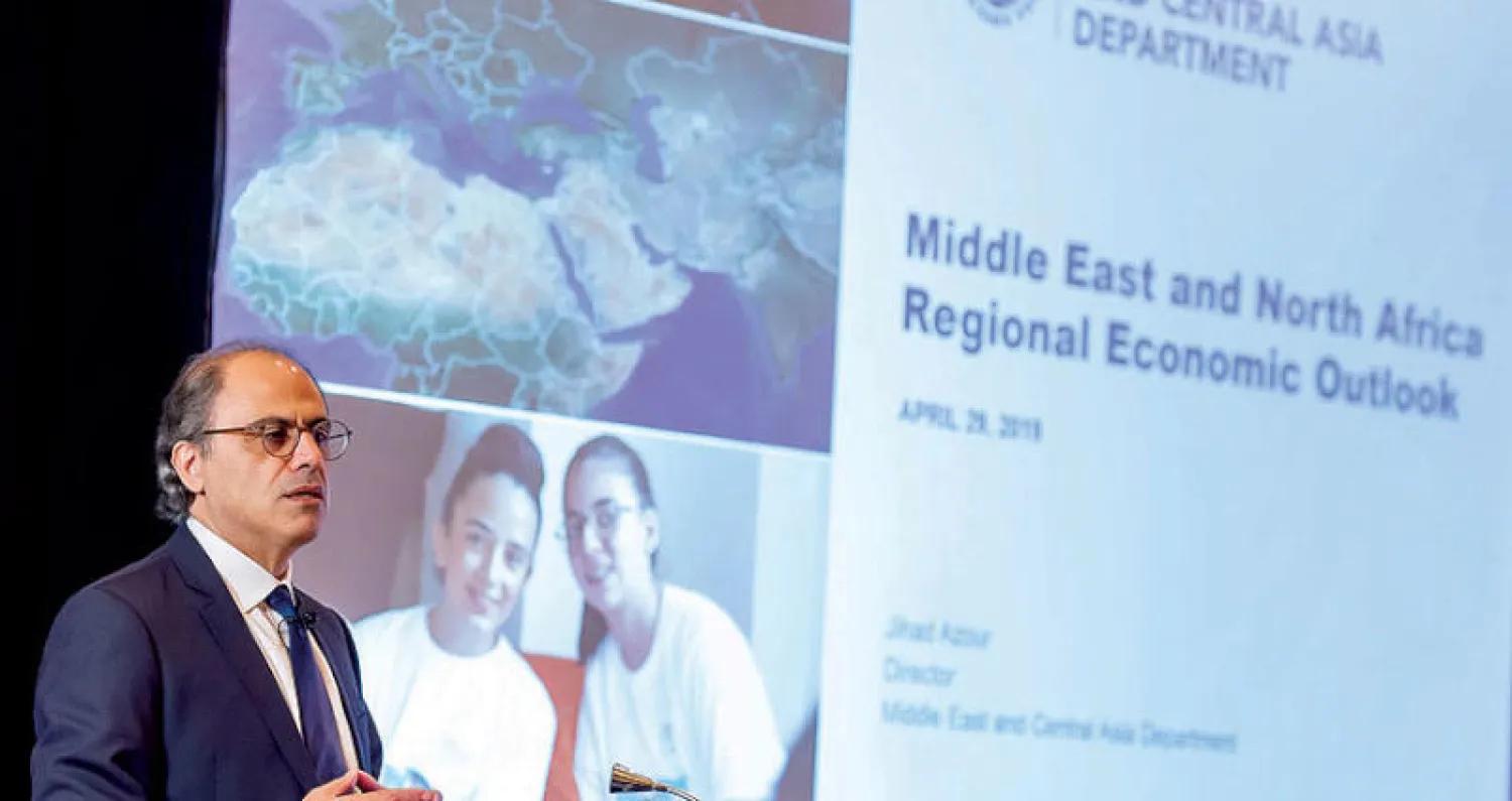 جهاد أزعور خلال مؤتمر لإطلاق تقرير «آفاق الاقتصاد الإقليمي 2019» في دبي أمس (الشرق الأوسط)