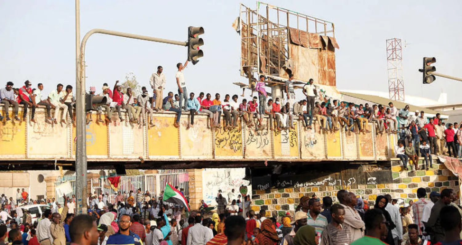 جانب من اعتصام السودانيين المطالبين بنقل السلطة إلى المدنيين في الخرطوم أمس (تصوير: مصطفى عمر)