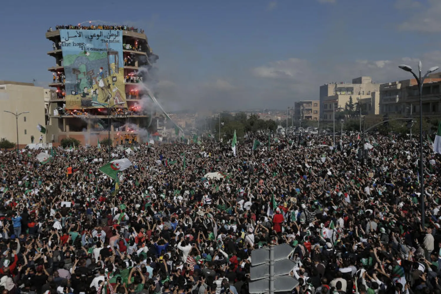 من احتجاجات يوم الجمعة الماضي في العاصمة الجزائرية (أ. ب)