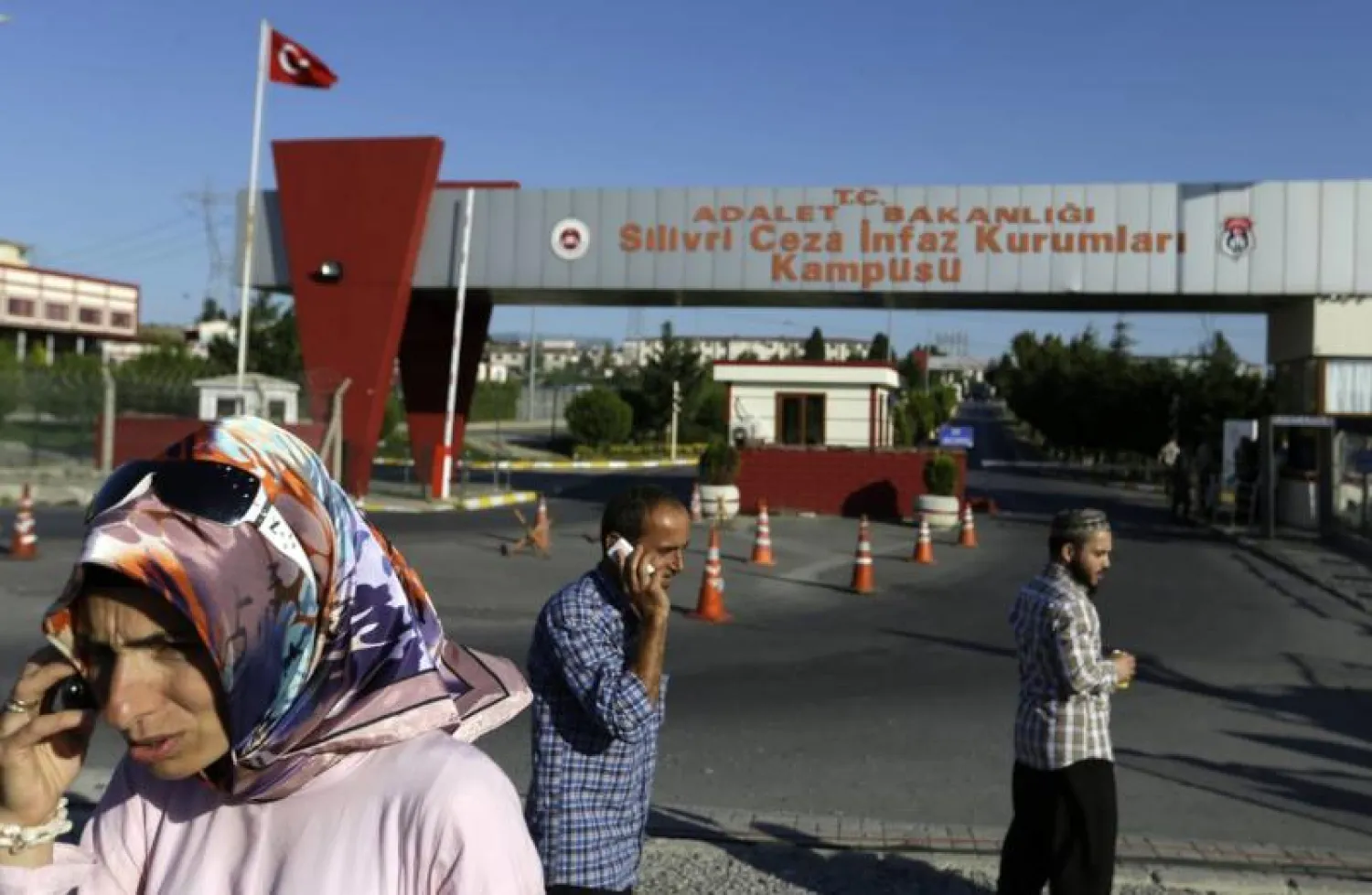 أقارب معتقلين أمام سجن سيليفري الذي توفي فيه المعتقل الفلسطيني في ظروف غامضة (أ.ب)