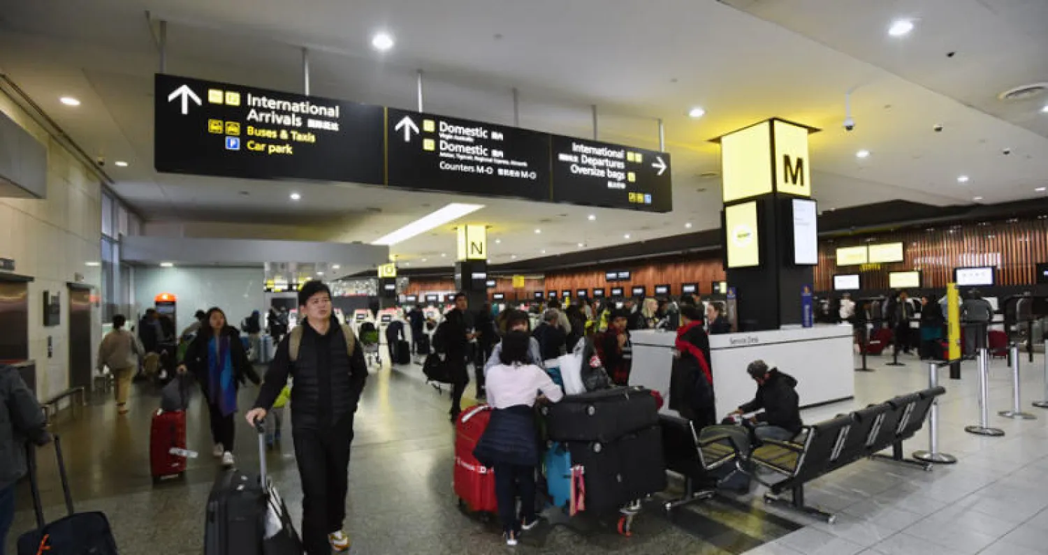 مسافرون ينتظرون في مطار ملبورن بأستراليا (إ.ب.أ)