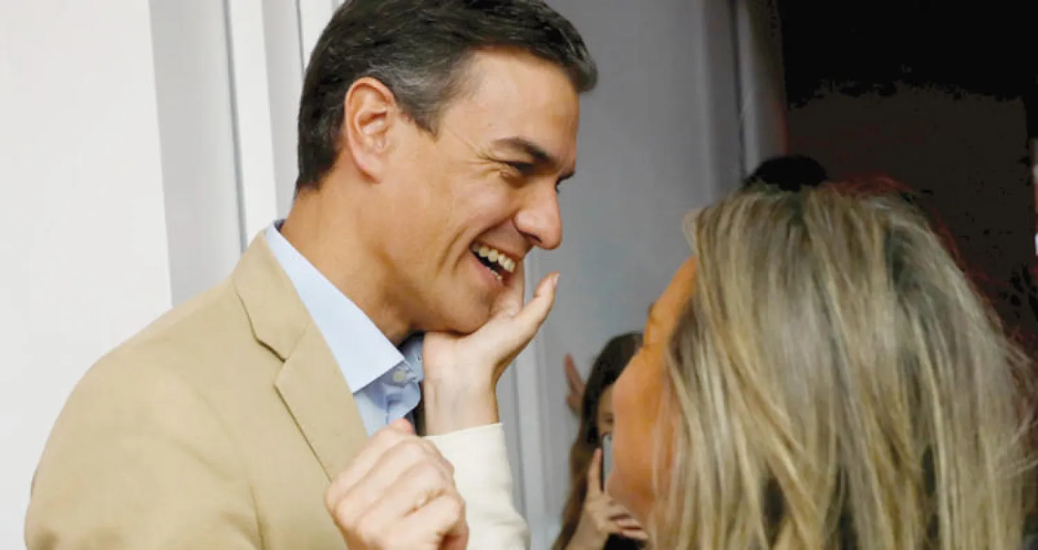 تهنئة أمس في مقر الحزب الاشتراكي في مدريد لزعيمه بيدرو سانشيز باستحواذه على 123 مقعداً من أصل 350 في الانتخابات البرلمانية (رويترز)