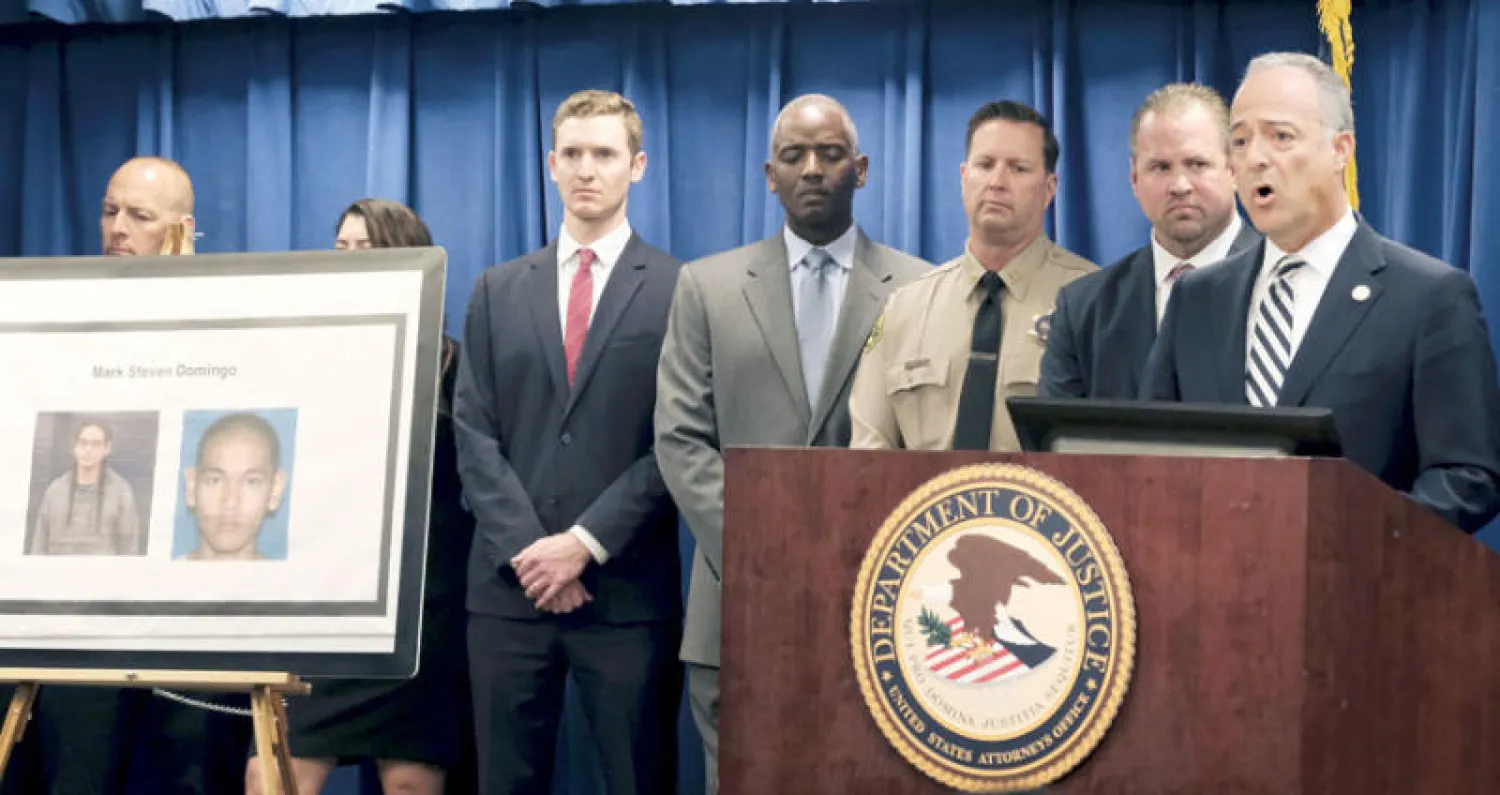 المدعي الفيدرالي نيك هانا (يمين) مع مسؤولين آخرين في أجهزة إنفاذ القانون خلال إعلان لائحة الاتهام ضد الجندي السابق مارك ستيفن دومينغو في لوس أنجليس يوم الاثنين (أ.ب)