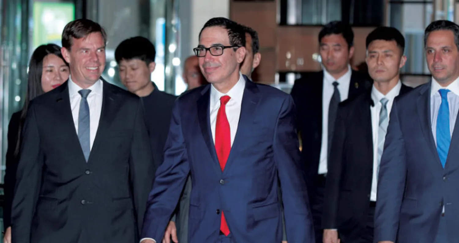 وزير الخزانة الأميركي ستيفن منوتشين عند وصوله إلى فندق الإقامة في بكين أمس (أ.ب)