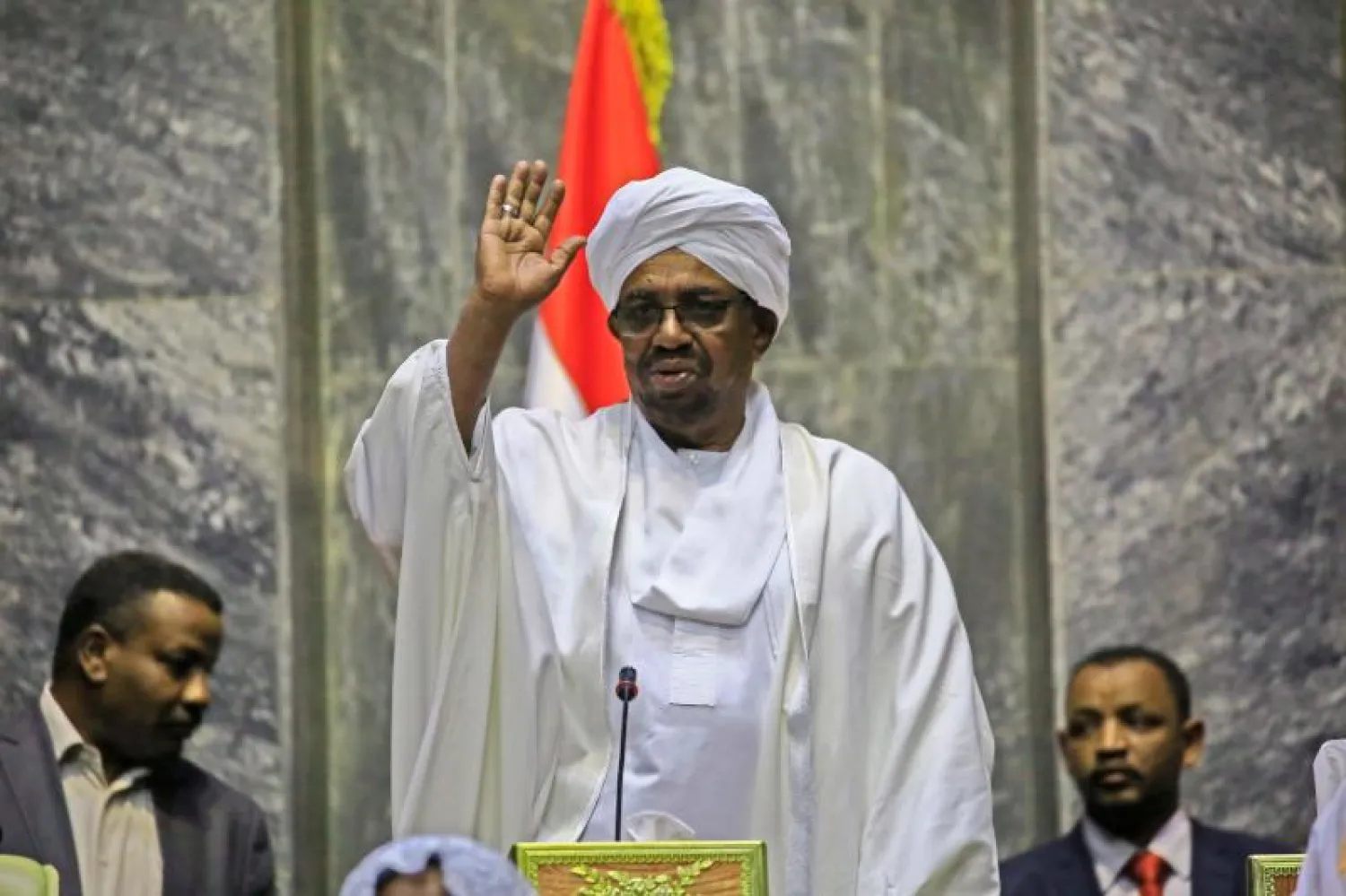 الرئيس السابق عمر البشير خلال لقاء سابق بأعضاء الحزب الحاكم (أ.ف.ب)