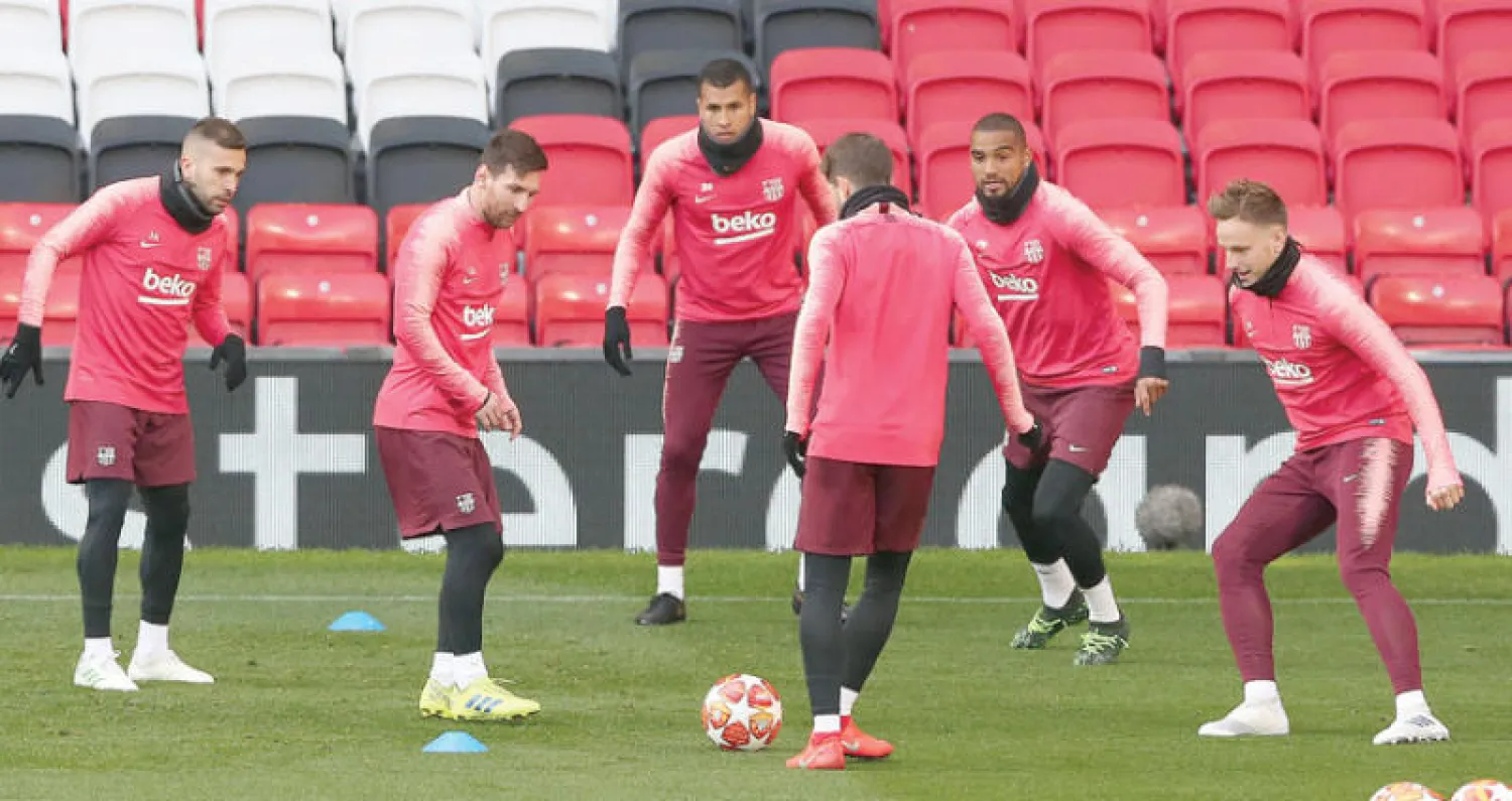 لاعبو برشلونة خلال التدريبات استعداداً لمواجهة ليفربول بدوري الأبطال (إ.ب.أ)