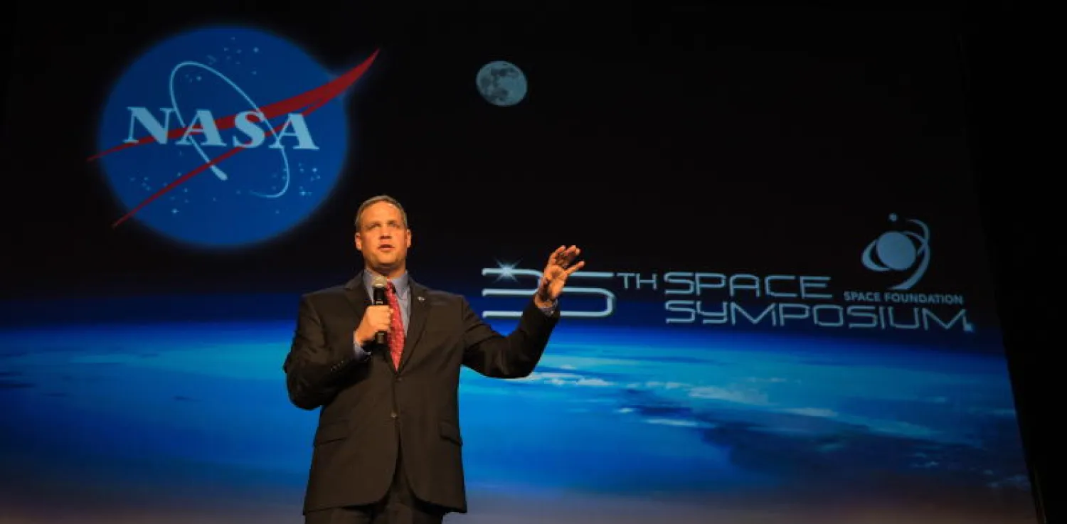 مدير وكالة الفضاء الأميركية «ناسا» جيم برايدنستاين خلال كلمته (إ.ب.أ)