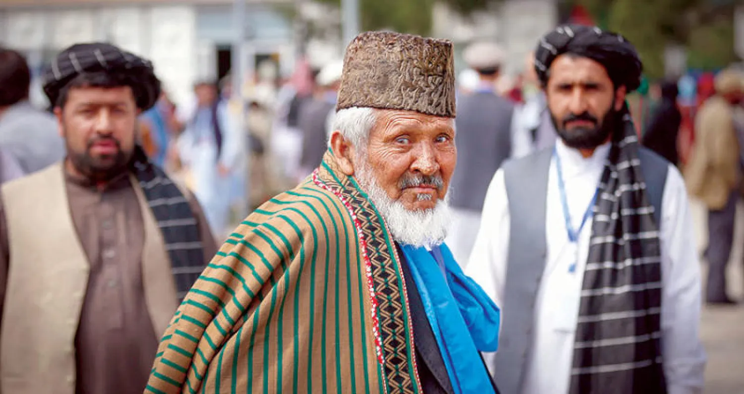 مشاركون في المجلس الكبير (اللويا جيرغا) المنعقد حالياً في كابل لمناقشة عملية السلام مع حركة «طالبان» (إ.ب.أ)