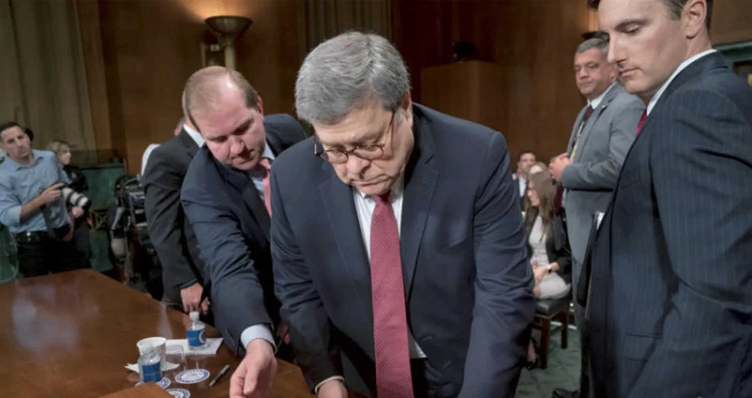 ويليام بار بعد إدلائه بإفادته أمام اللجنة القضائية في مجلس الشيوخ الأميركي أمس (أ.ب)