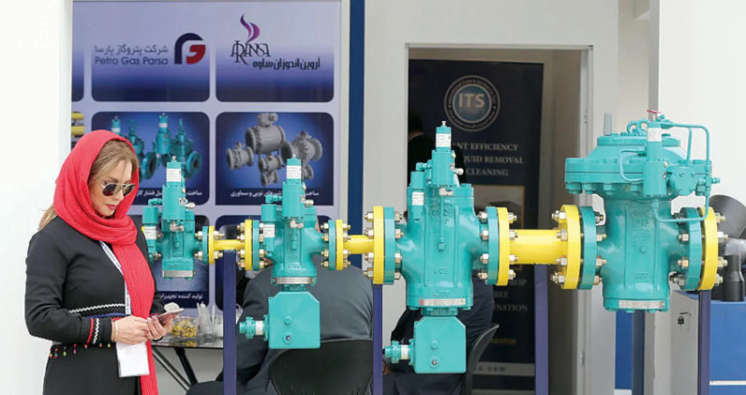 شركات النفط الإيرانية تستعرض معداتها في معرض بطهران بالتزامن مع نهاية الإعفاءات أمس (إ.ب.أ)