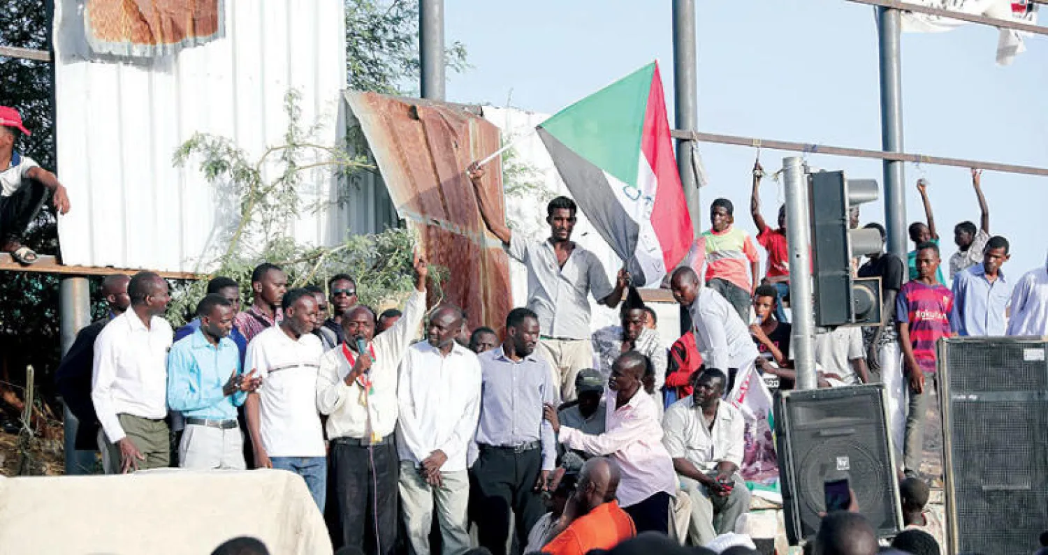 أحد رموز الحراك يتحدث أمام المعتصمين في الخرطوم أمس (تصوير: مصطفى عمر)