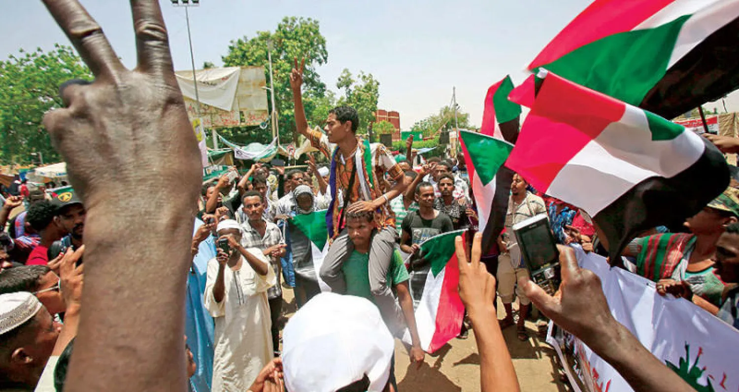 شباب سودانيون محتجون امام مقر الجيش في الخرطوم أمس (أ.ف.ب)