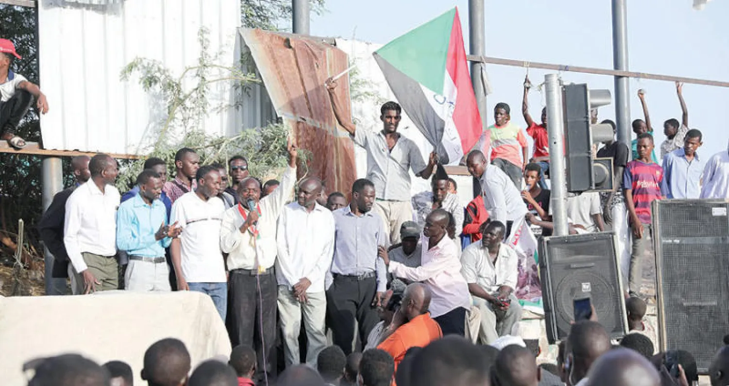 أحد رموز الحراك يتحدث أمام المعتصمين في الخرطوم أمس (تصوير: مصطفى عمر)