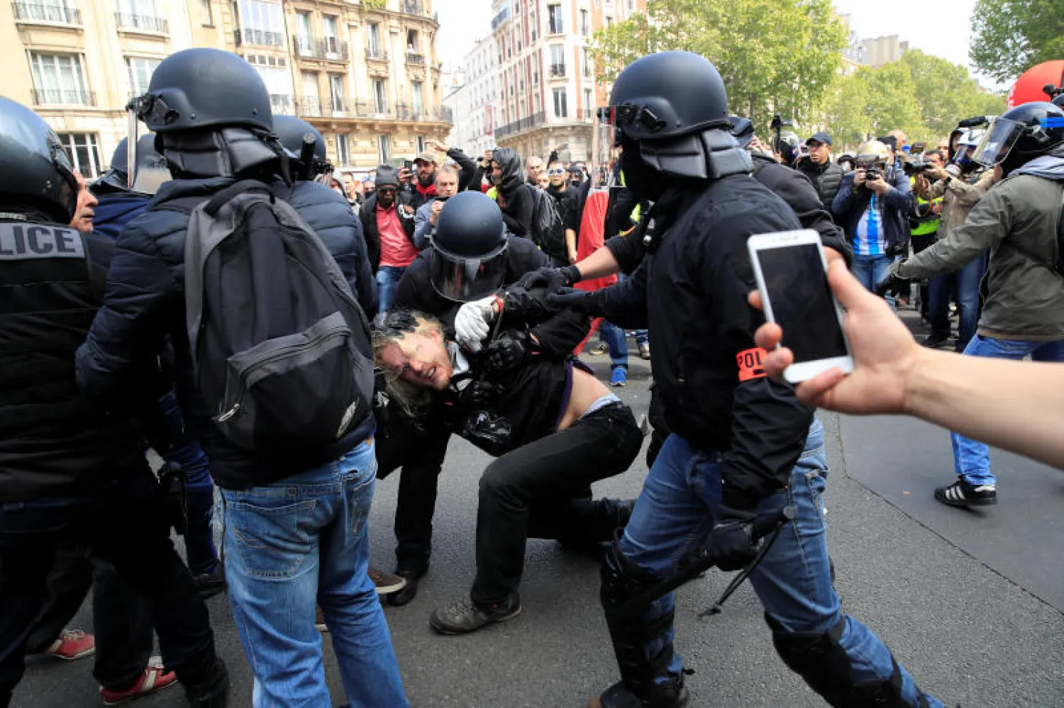 شرطيون يوقفون محتجّاً في باريس (رويترز)