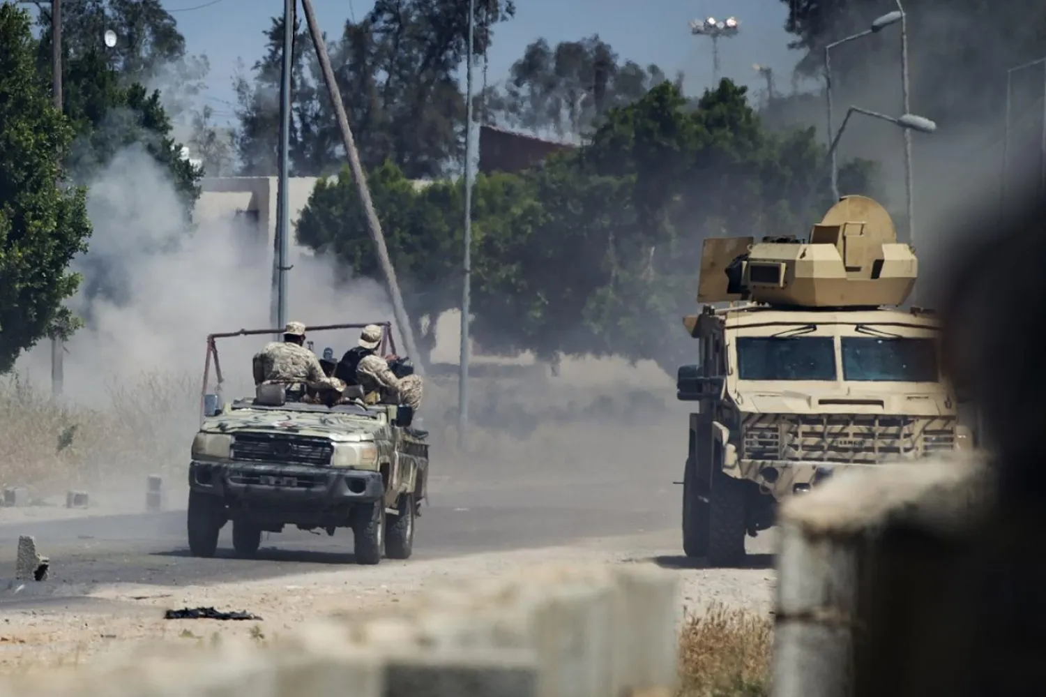 Trablus'un yaklaşık 40 kilometre güneyinde Libya Ulusal Ordusu ile çarpışan UMH güçleri (AFP)