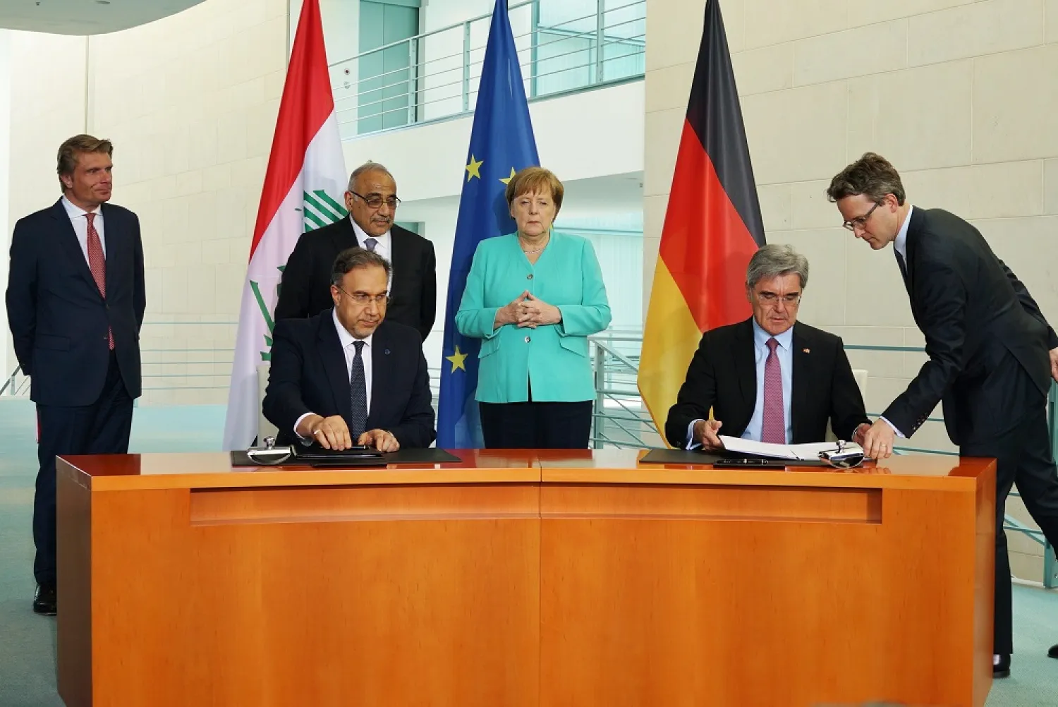 Iraqi PM Adel Abdul Mahdi and German Chancellor Angela Merkel oversee the signing of agreements in Berlin. (KUNA)