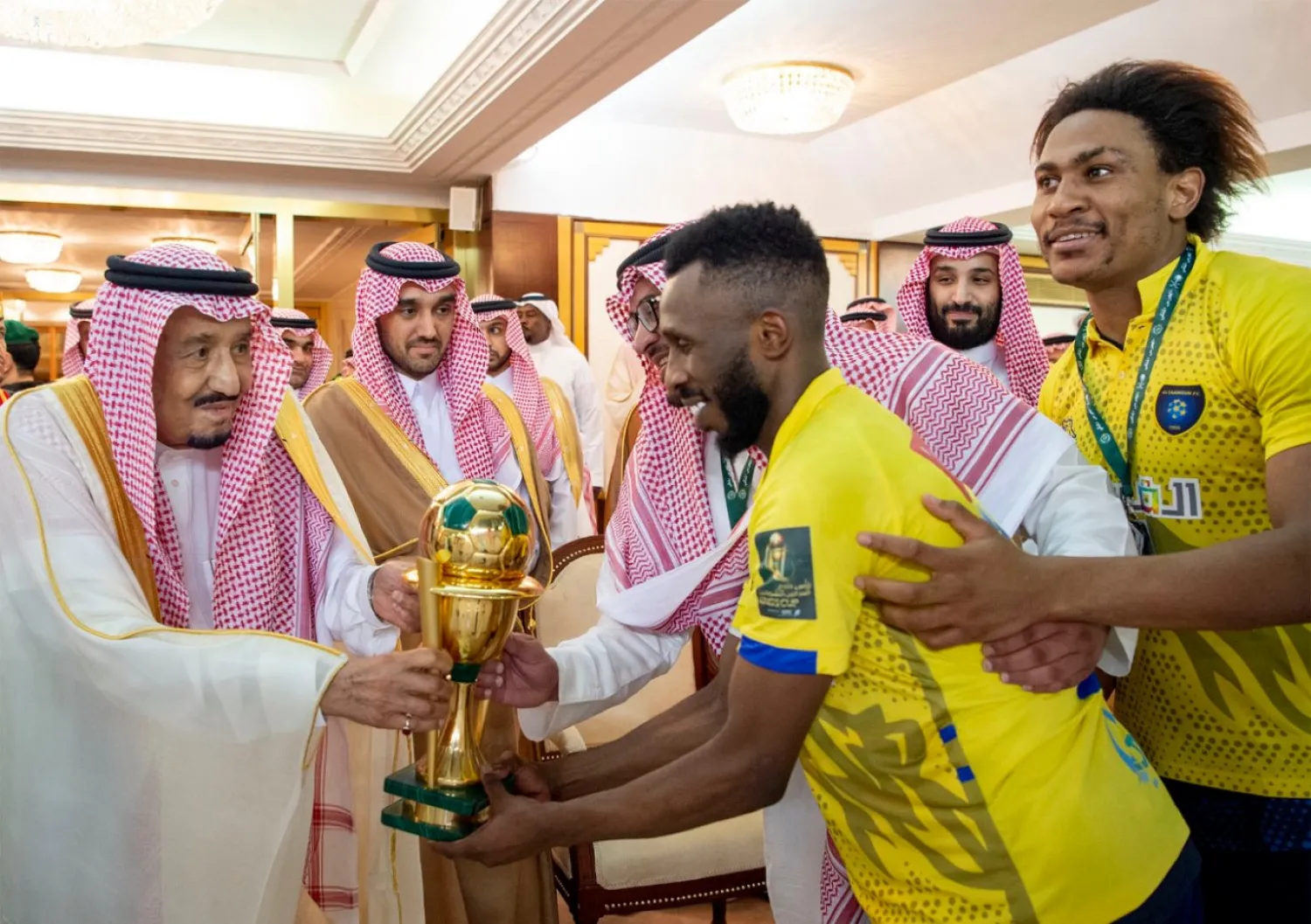 خادم الحرمين يسلم الكأس لقائد فريق التعاون (واس)