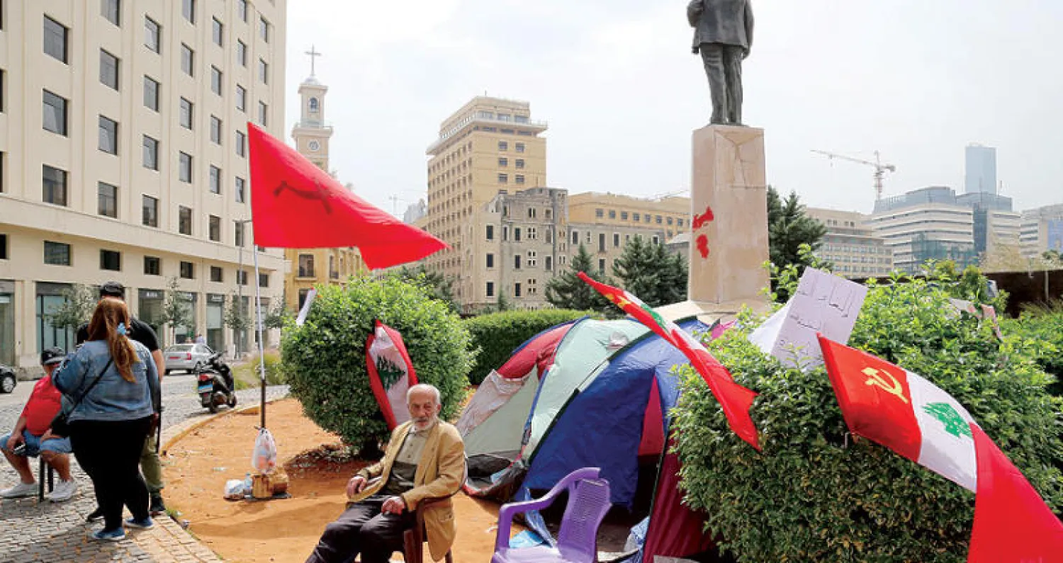 من اعتصام نفذه مناصرون للحزب الشيوعي اللبناني في وسط بيروت امس (إ.ب.أ)
