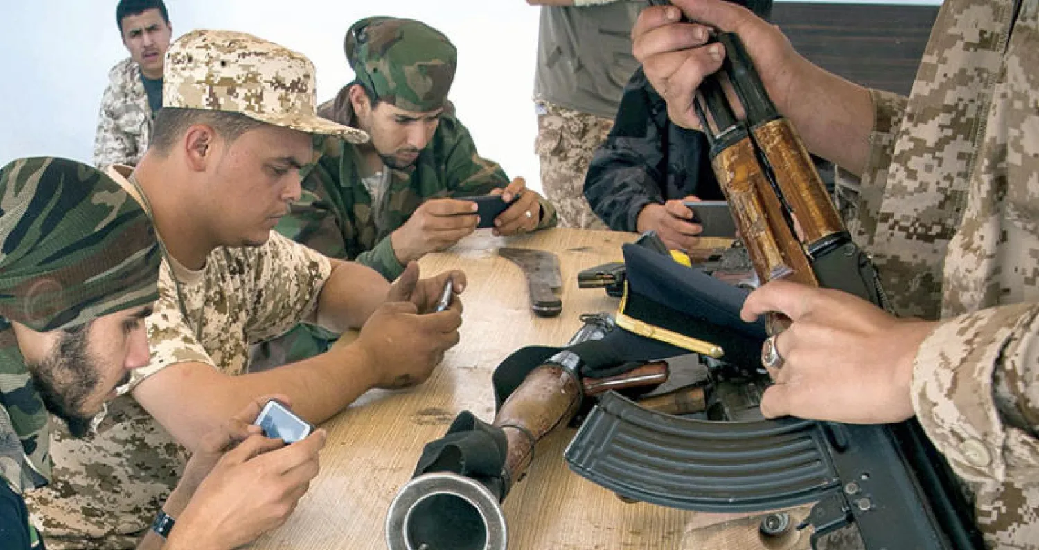 قوات موالية لحكومة السراج داخل إحدى الثكنات في تاجوراء قرب طرابلس (أ.ف.ب)