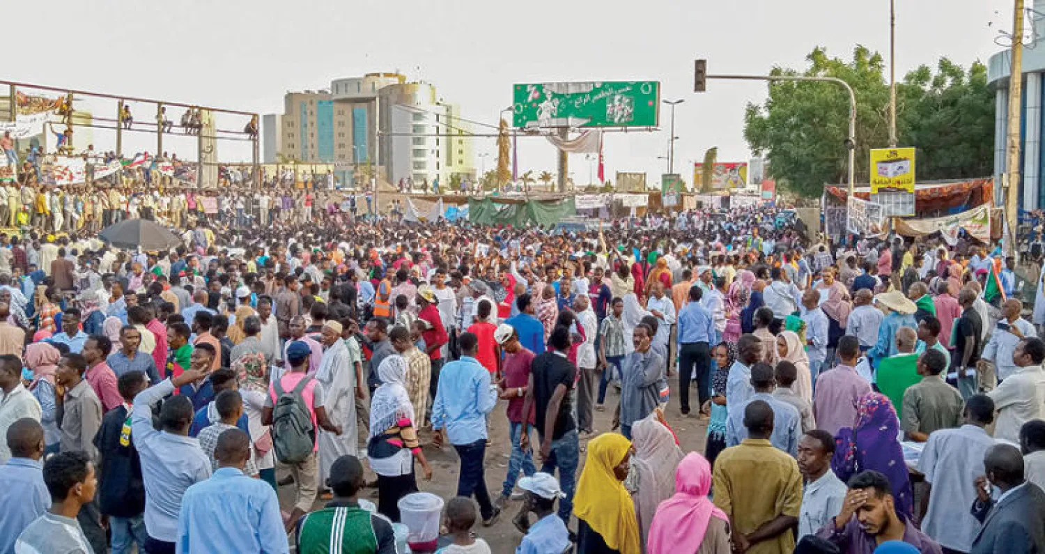 محتجون سودانيون أمام المجلس العسكري في الخرطوم أمس (أ.ف.ب)