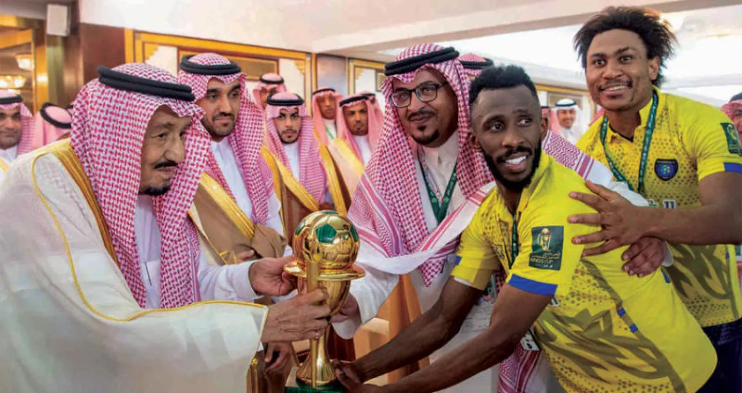 الملك سلمان يتوج قائد فريق التعاون بكأس البطولة (واس)