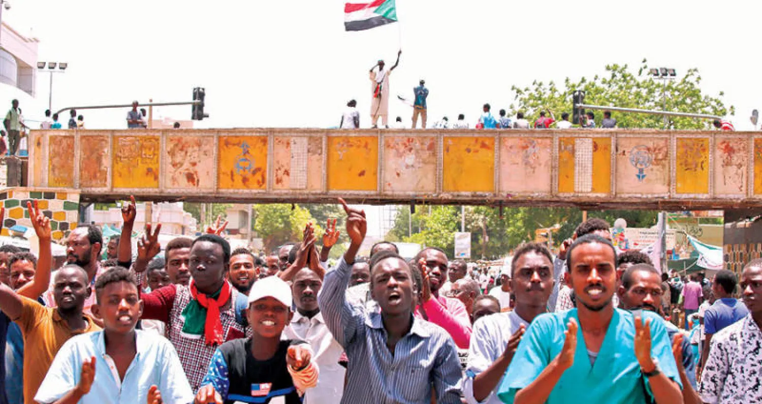 حشود سودانية تطالب المجلس العسكري بتسليم السلطة للمدنيين في الخرطوم أمس (أ.ف.ب)