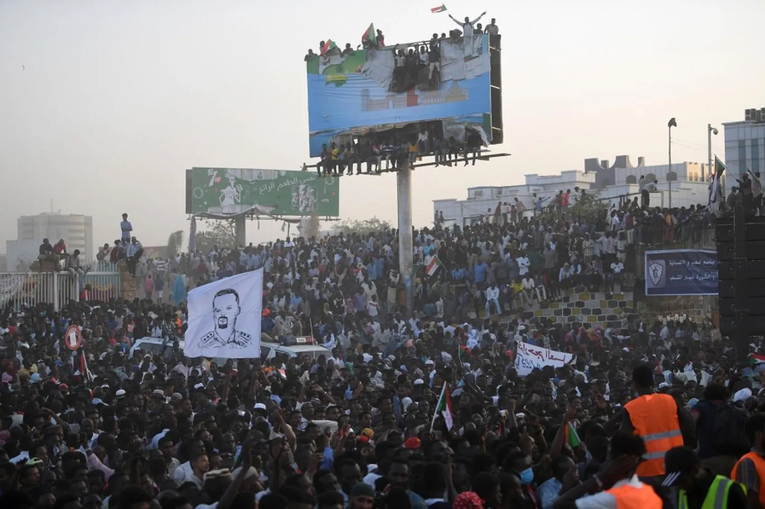 İktidarın sivil güçlere teslim edilmesini isteyen Sudanlılar, başkentte ordu yönetim merkezi önünde gösteri yaparken (AFP)