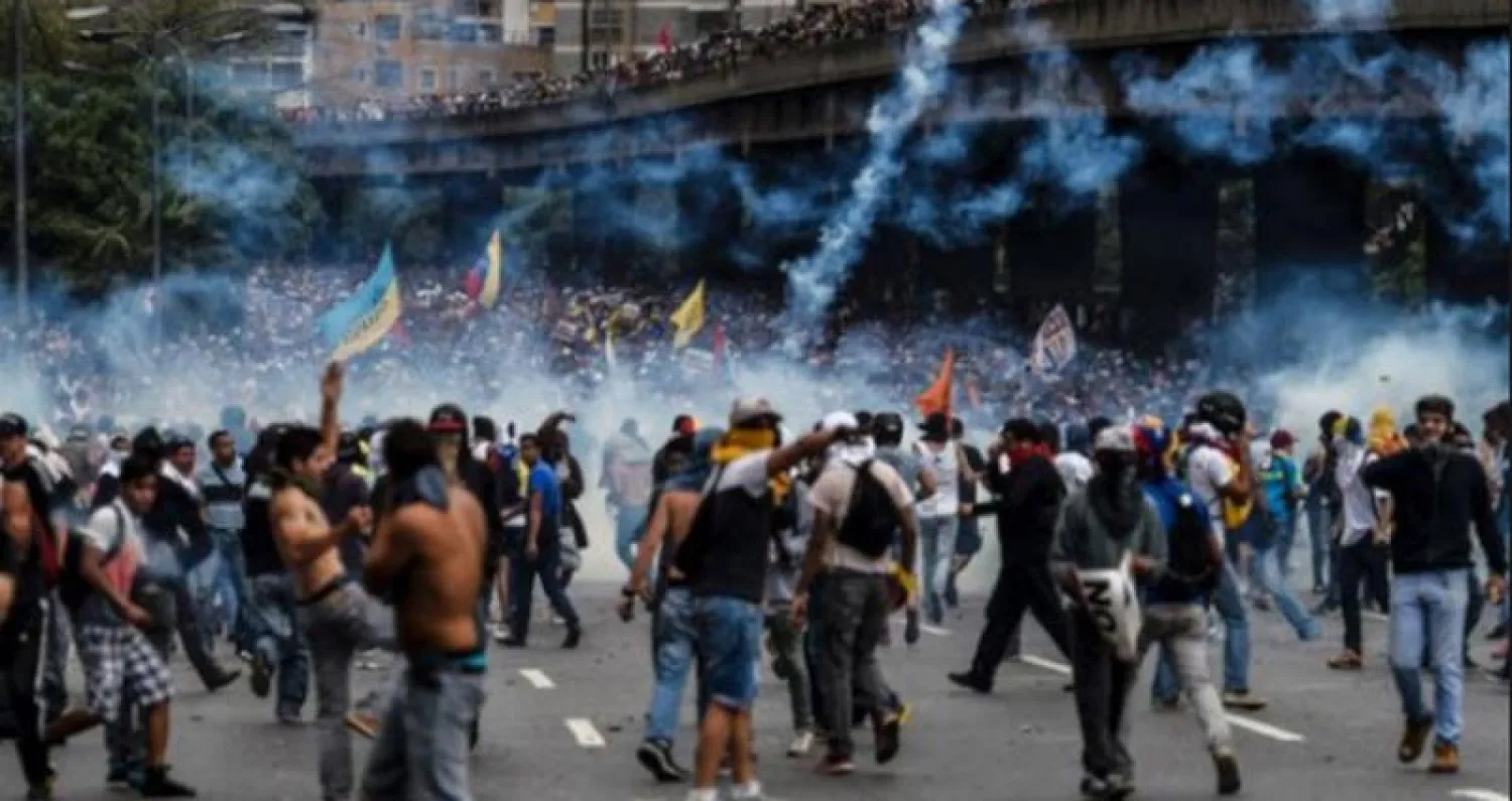 جرحى باشتباكات بين أنصار المعارضة والقوات الفنزويلية